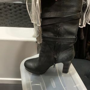 Ugg, never worn, W Jardin 1004150 black heeled boot